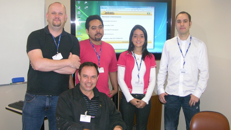 Na foto, a equipe que trabalhou no projeto: Heli Meurer (DAS/SEG), Adreson Vilson Vita Sá (DAS/SEG), Mariana Martini Nunes (DAS/SEG), Felipe Wilke (DAS/STR) e sentado Marco Píffero (DAS/STR)