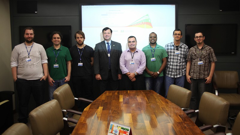 Da esquerda para a direita, a equipe responsável pela migração: Andrews Machado, Tiago Bortoluzzi, Thiago Bolzan, Gilberto Oliveira, Helom Mendonça, Carlos Vaz, Nei Venturini e César Melchior.