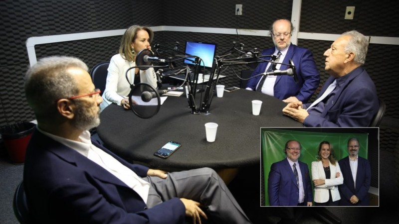 Na foto, estão reunidos no estúdio da rádio Piratini Jorge Audy (Tecnopuc), Cesar Leite (Processor) e Antônio Gomes (PROCERGS), junto da apresentadora Deborah Villela.