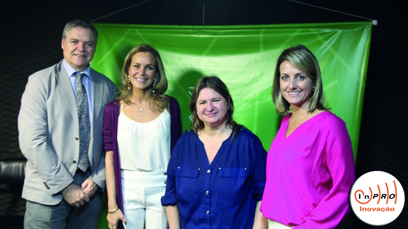 Fotografia da apresentadora Deborah Villela com os convidados Luís Lamb (UFRGS), Patrícia Knebel e Simone Leite (Federasul).