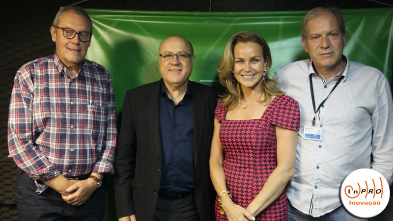 Fotografia da apresentadora Deborah Villela com os convidados Julio Ferst (Tecnopuc Viamão), José Antonioni (Softsul) e José Ignácio Jaeger (PROCERGS).