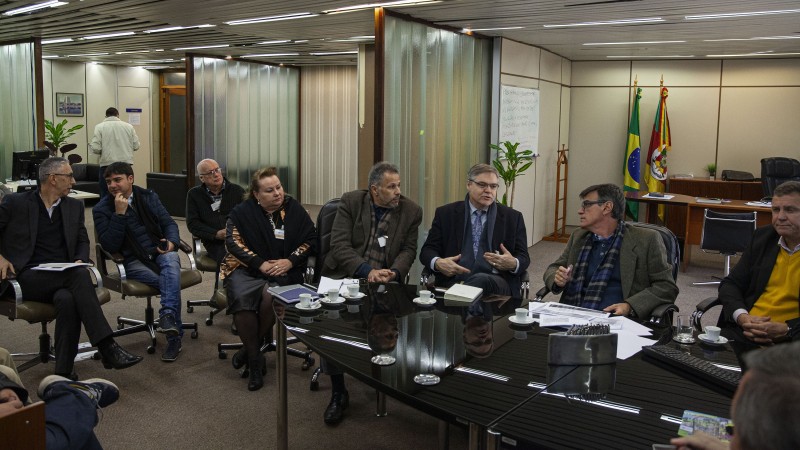 Fotografia da reunião na diretoria da Procergs.