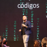Guto Niche apresentou a última palestra do dia: A Transição da era digital para a era da IA: Liderança e cultura organizacional