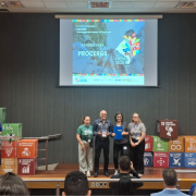 Jaime Costa e Aline Medeiros recebem o prêmio em nome da Comissão de D&I