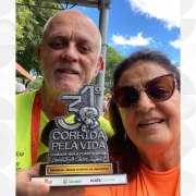 TI César Demin e a voluntária do ICI Inês Schultz exibem mais um prêmio para a Procergs