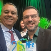 O ex-coordenador do Encat e atual consultor do BID Eudaldo Almeida entregou a Fabio Capella a homenagem pelos 20 anos da NF-e