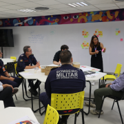 A oficineira de design Jamile Alves conduziu a forma&ccedil;&atilde;o junto aos integrantes do CBMRS